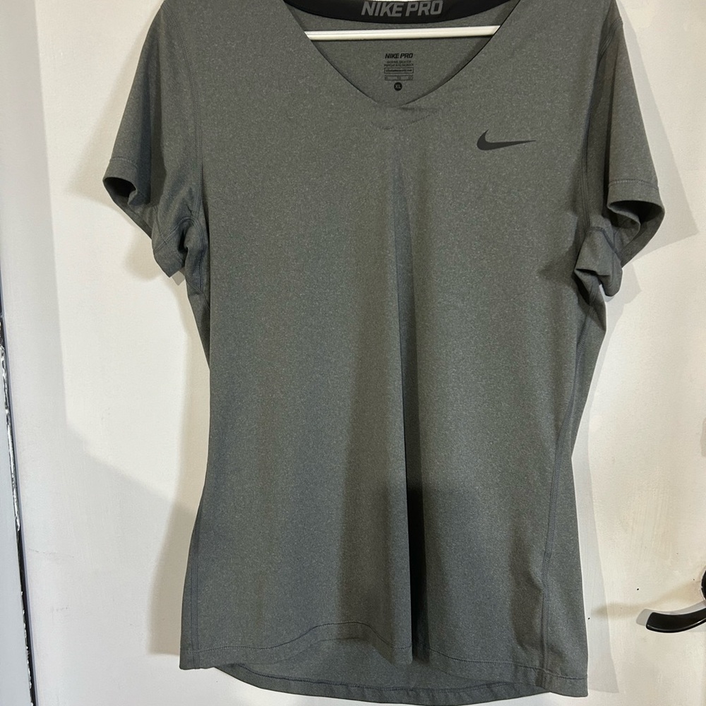 Nike Women's Short Sleeve V-Neck Tee in Charcoal Gray Size XL